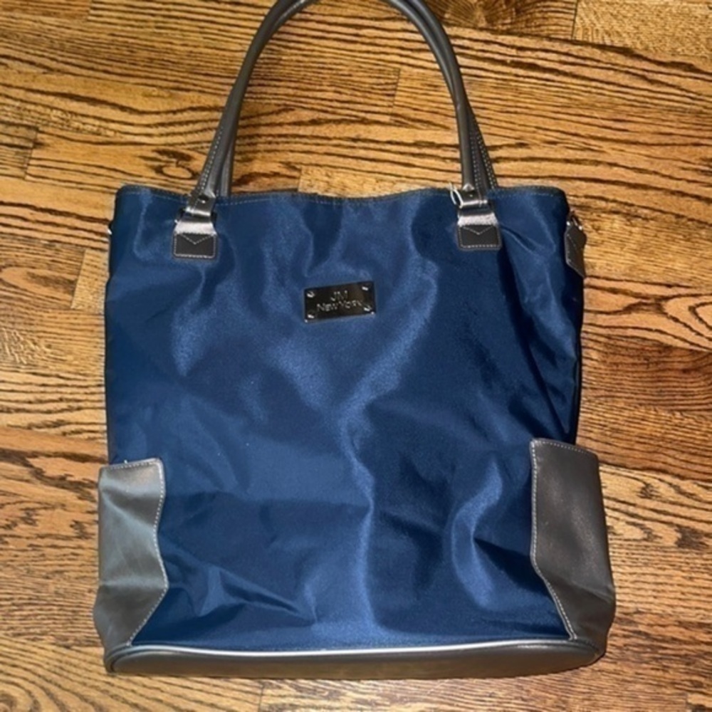 JM NEW YORK . Zipper pocketbook/ tote . Excellent condition . Wallet included.